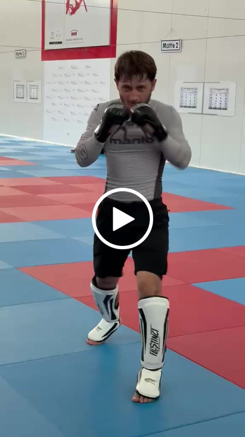 Customer video review of TitanPro Schienbeinschoner