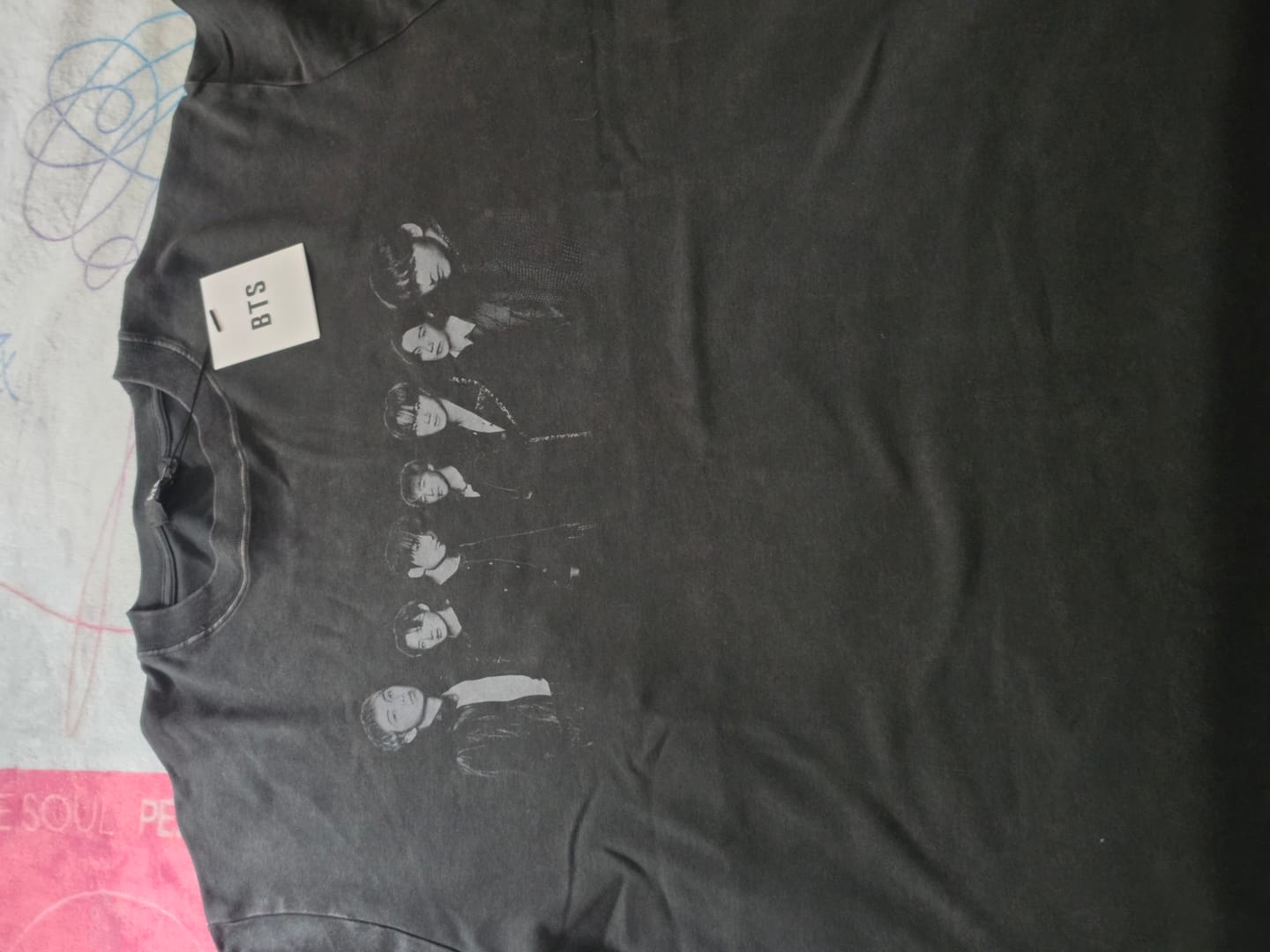 Customer photo review of [2ND PRE-ORDER] BTS - ARIRANG WORLD TOUR OFFICIAL MD S/S PHOTO T-SHIRT (BLACK)