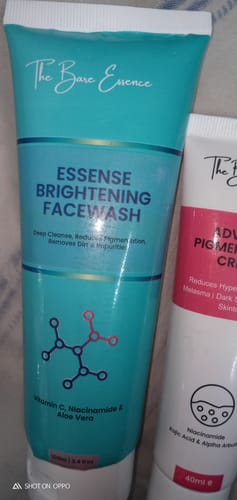 Customer's close-up of the two products in the Eco Pigmentation Bundle: the turquoise facewash and the pigmentation cream.