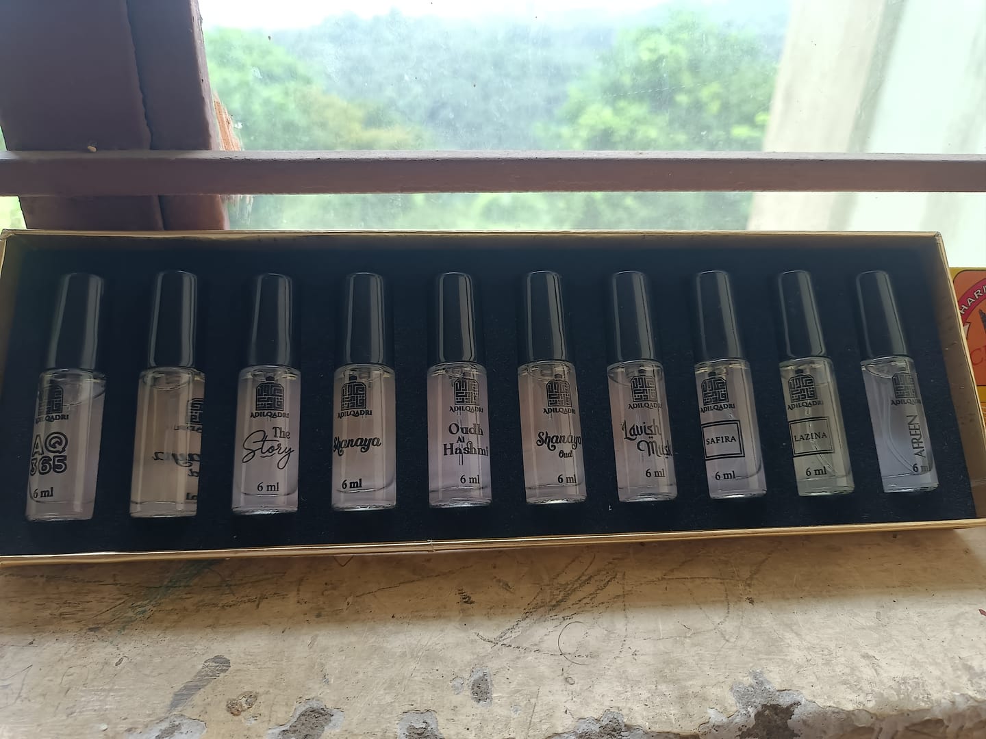 Customer photo review of Perfume Sample Discovery Set – 10 Mini Perfume Sprays (6ml Each)