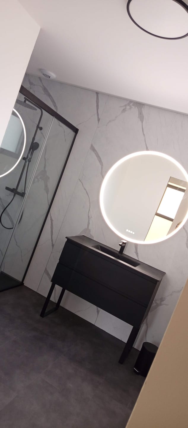 Customer photo review of Panneau Mural SPC Marbre Blanc Apollo Mat | Anti-Rayure & Étanche
