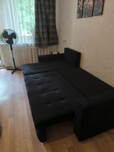 Pirkėjo juodas minkštas kampas LOKO kambaryje, paruoštas miegojimui.