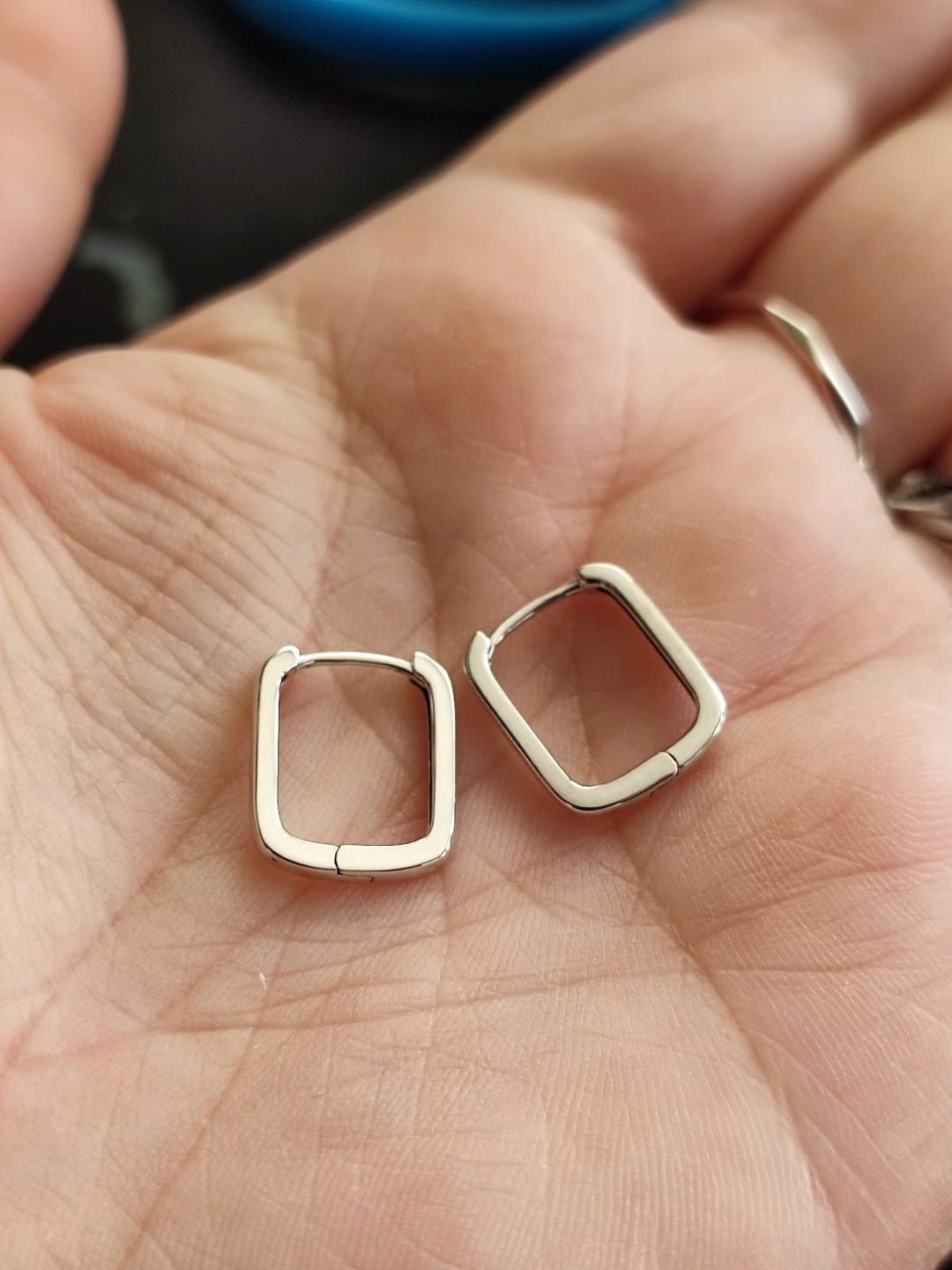 Customer photo review of Boucle d'Oreille Homme CARRÉ ARGENT (Paire)