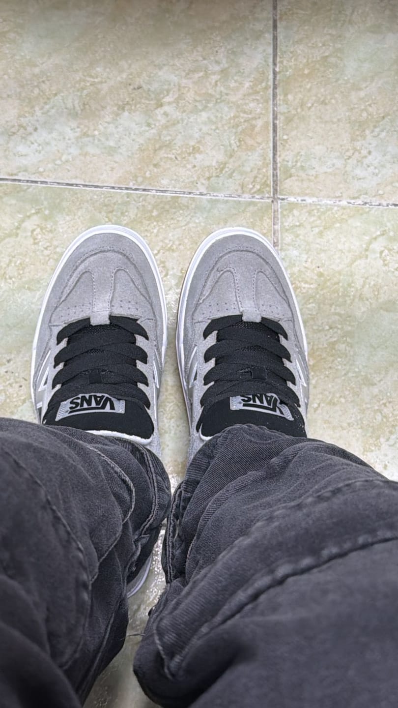 Customer photo review of Zapatillas Vans Upland Hombre Gris
