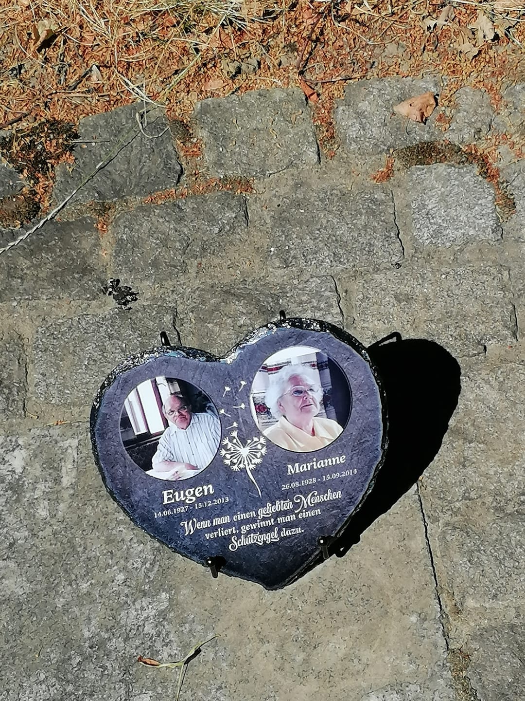 Customer photo review of Unsere Schutzengel - Personalisiertes Trauer Schieferherz für 2 Personen