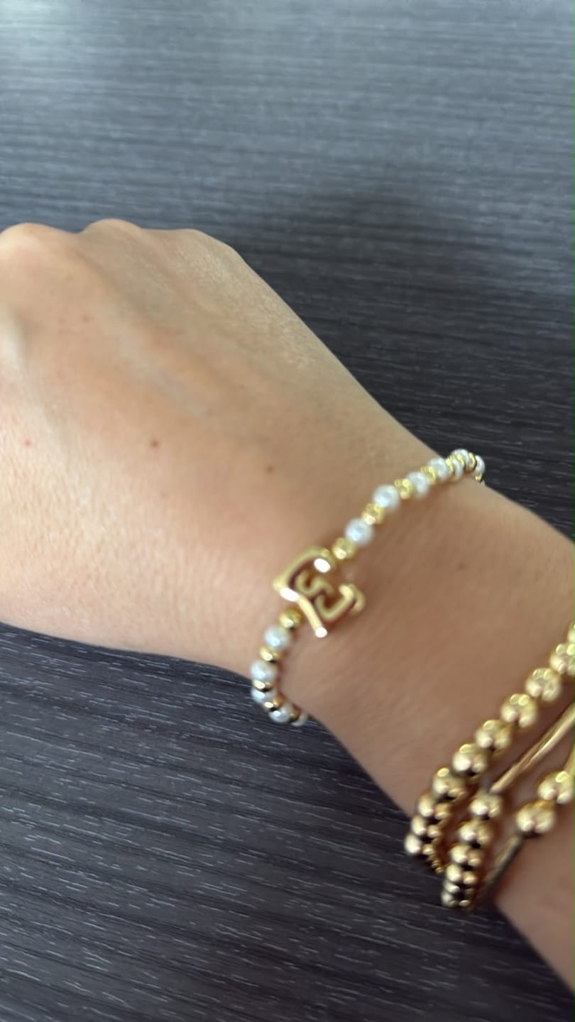 Customer photo review of Pulsera Bolitas Doradas y Perlas Con Inicial