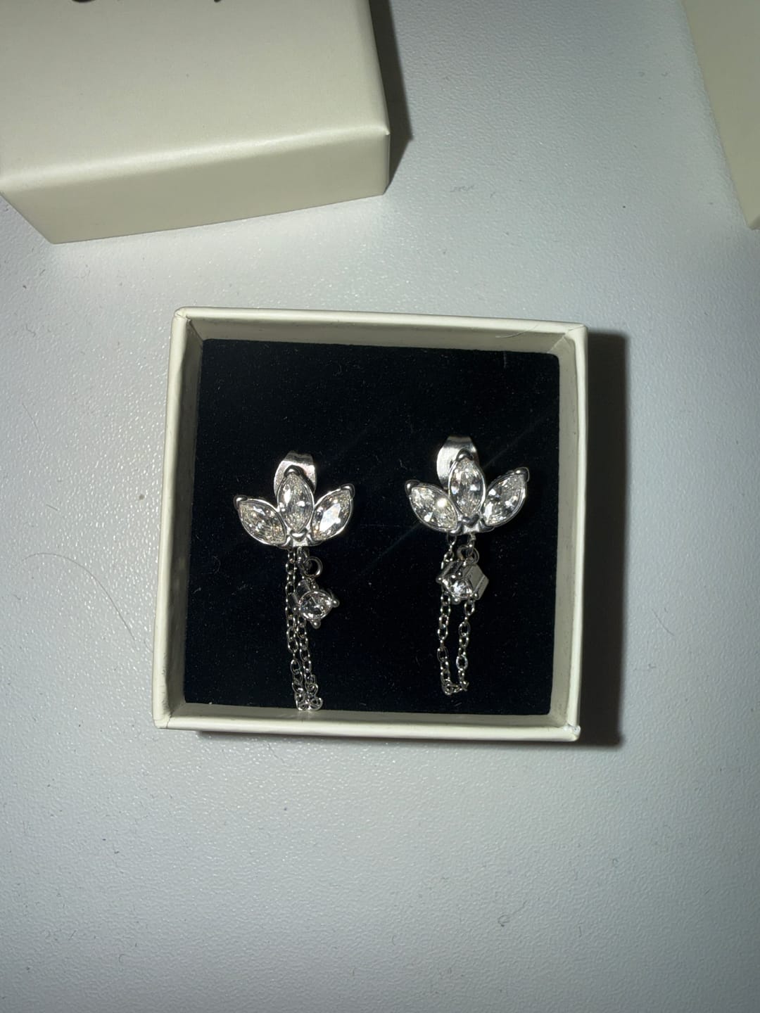 Customer photo review of Limitless Sky Lotus Ohrstecker 14K Vergoldet