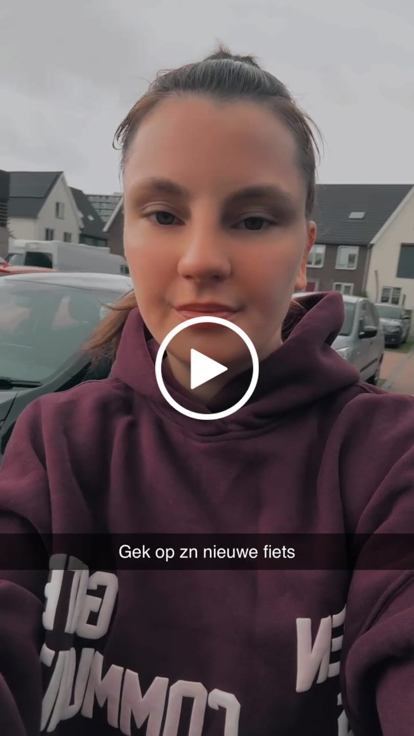 Customer video review of GATED COMMUNITY HOODIE DARK PLUM