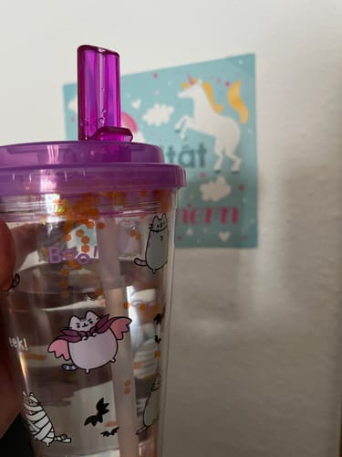 Kunde hält den Spooky Pusheen Becher. Deutlich sichtbar sind das orange Glitzer und die niedlichen Halloween-Motive.