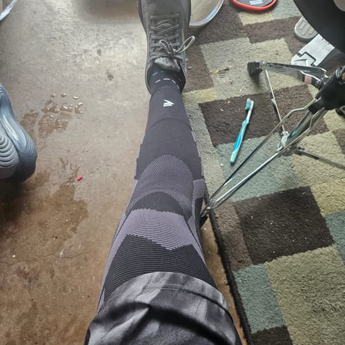 Customer photo review of Compression Sleeves V2 for Knees and Legs