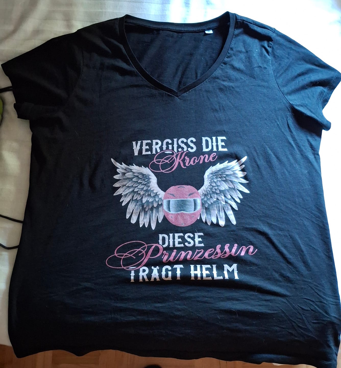 Customer photo review of Vergiss die Krone - Diese Prinzessin trägt Helm - Motorrad V-Neck Damenshirt
