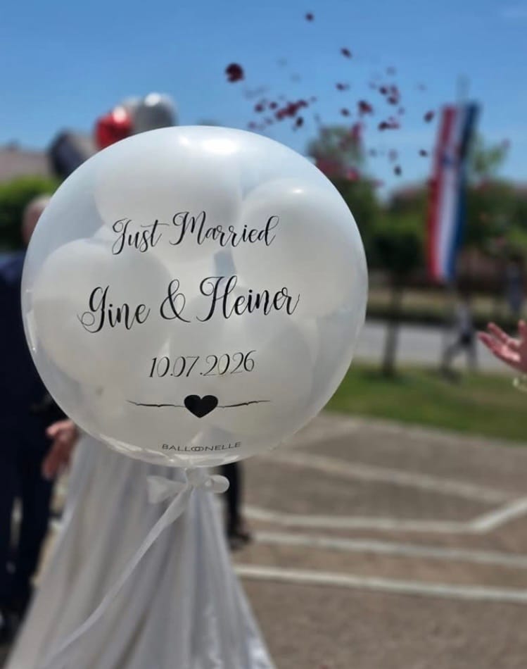 Customer photo review of Pop Up Ballon Standesamt zum Zerplatzen befüllt mit Herzballons (personalisiert) mit Versandoption