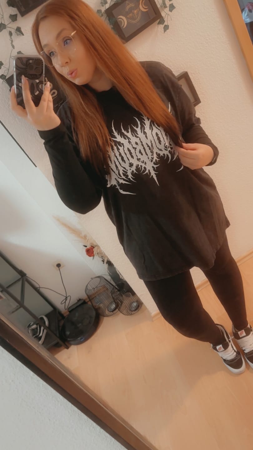 Customer photo review of OWL – Oversize Acid Washed Tee