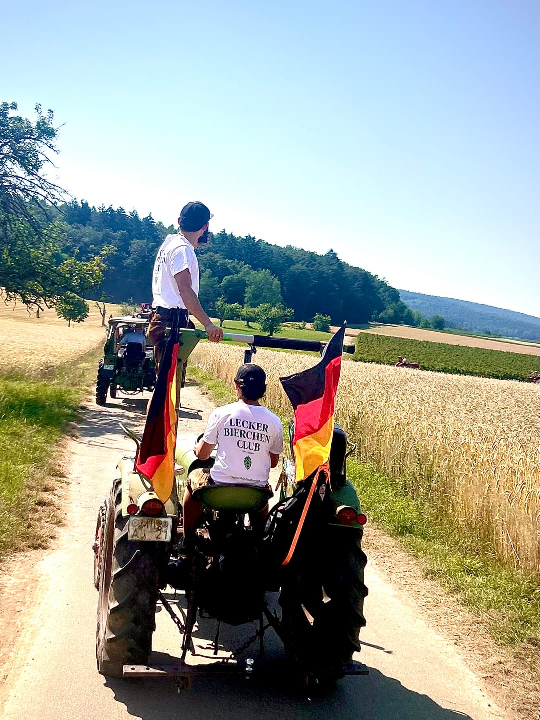 Customer photo review of Lecker Bierchen Club Rückendruck - Premium Unisex  T-Shirt