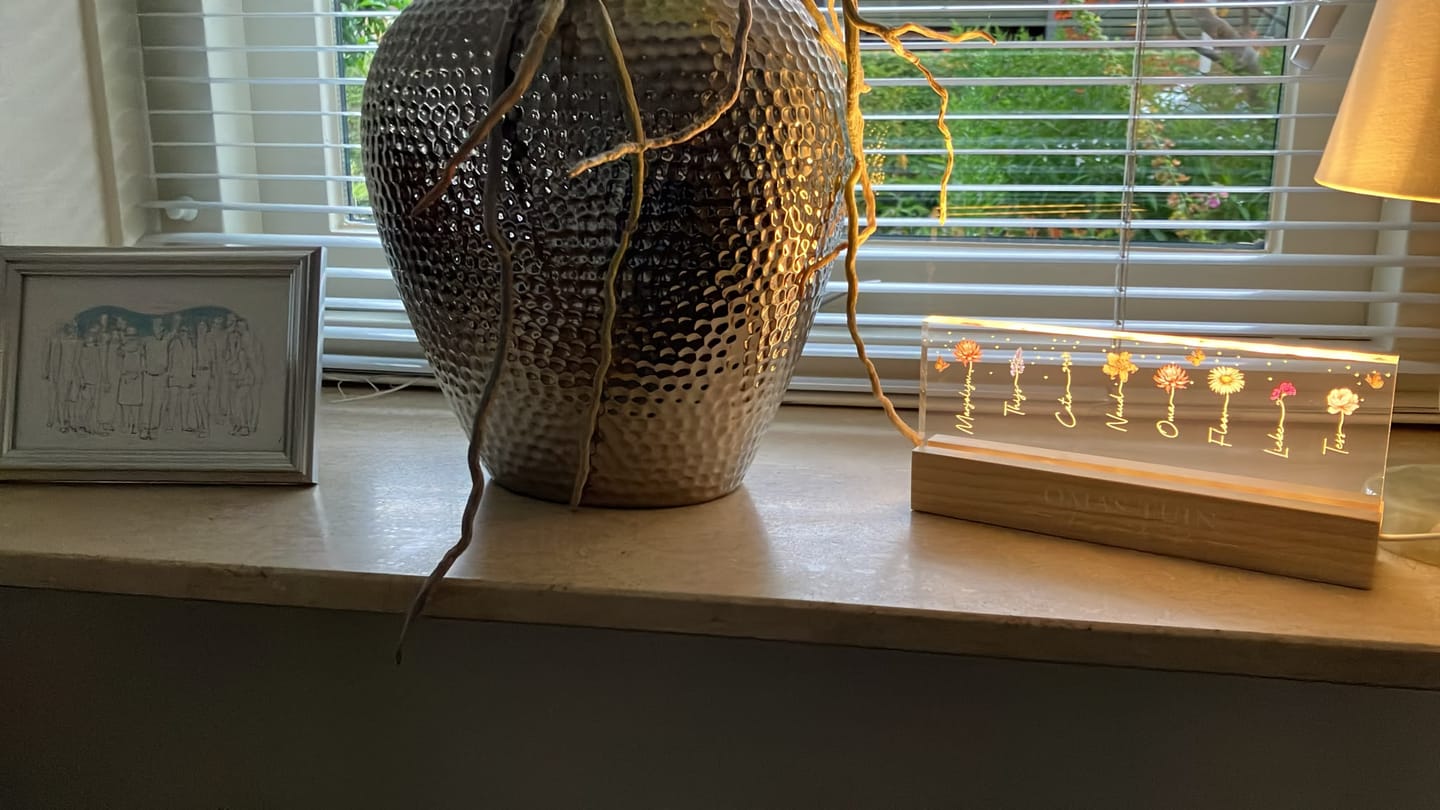 Customer photo review of Oma's Tuin - Gepersonaliseerd LED-display met bloemen en namen