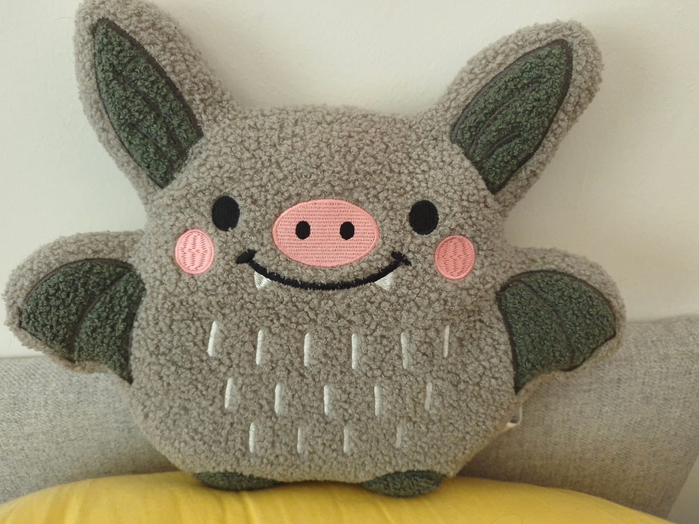Customer photo review of Fledermaus Kissen Bouclé – Kuscheliges Dekokissen für spooky Stimmung