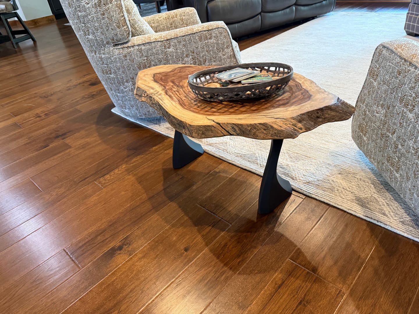Customer photo review of Coffee Table Legs 214/127 Botas 16.1" H Minimalist Style for Live Edge Tabletop