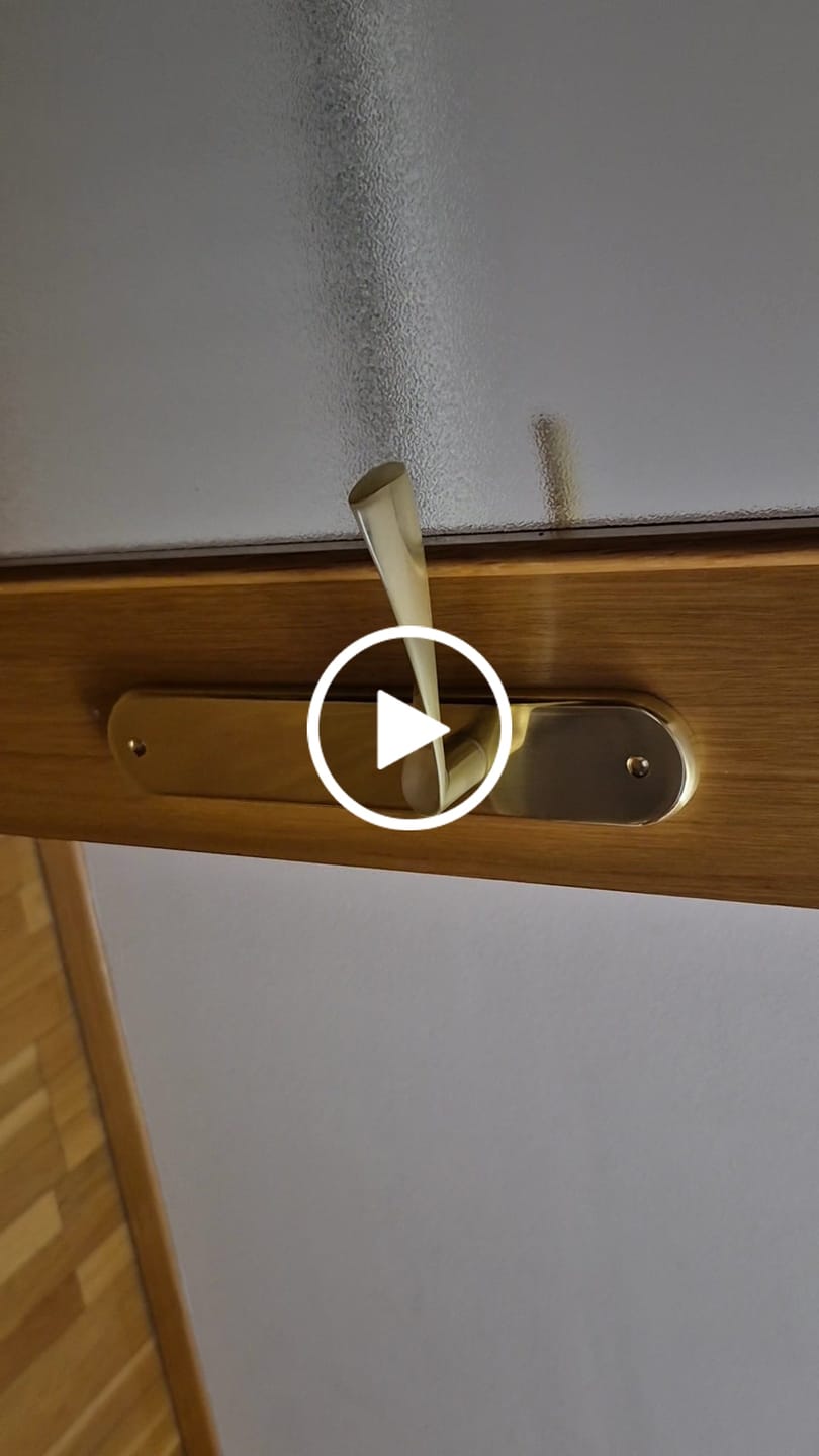 Customer video review of Manilla modelo '136' con placa ovalada de zamak en acabado dorado satinado
