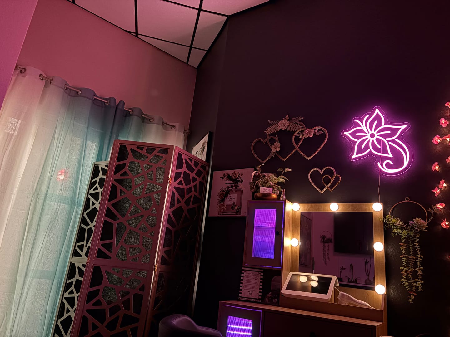 Customer photo review of Flower logo - Premium Neon Artwork
