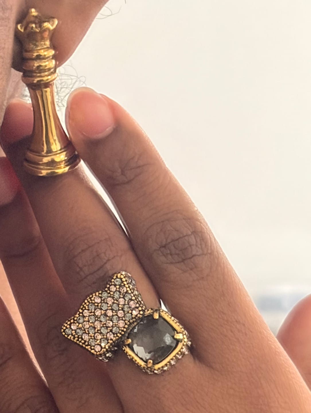 Customer photo review of Anel Cravado Ouro - Millipede | Camila Klein