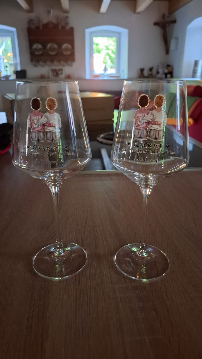 Customer photo review of Besties für immer - Personalisiertes Weinglas für Besties mit Illustration