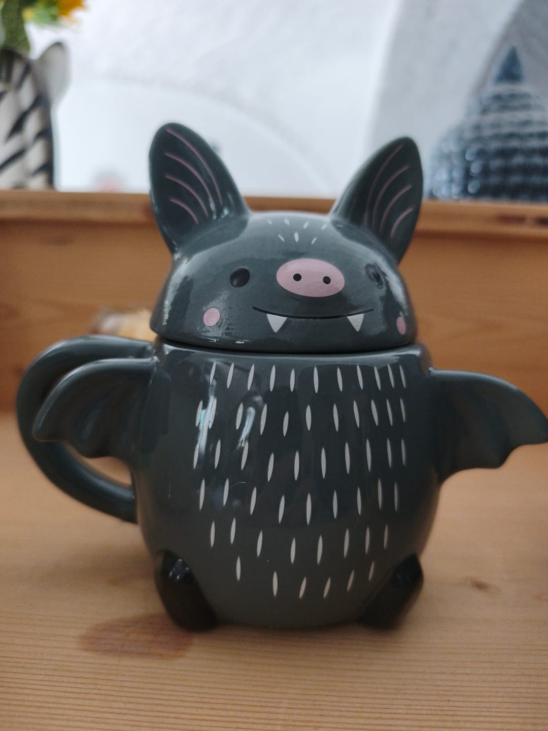 Customer photo review of Fledermaus Tasse mit Deckel – Keramiktasse mit Öhrchen