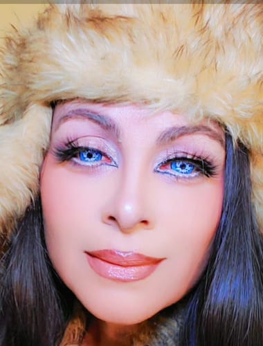 Reviewer wearing the vibrant Cosplay Gojo Blue Colored Contact Lenses over their dark eyes.