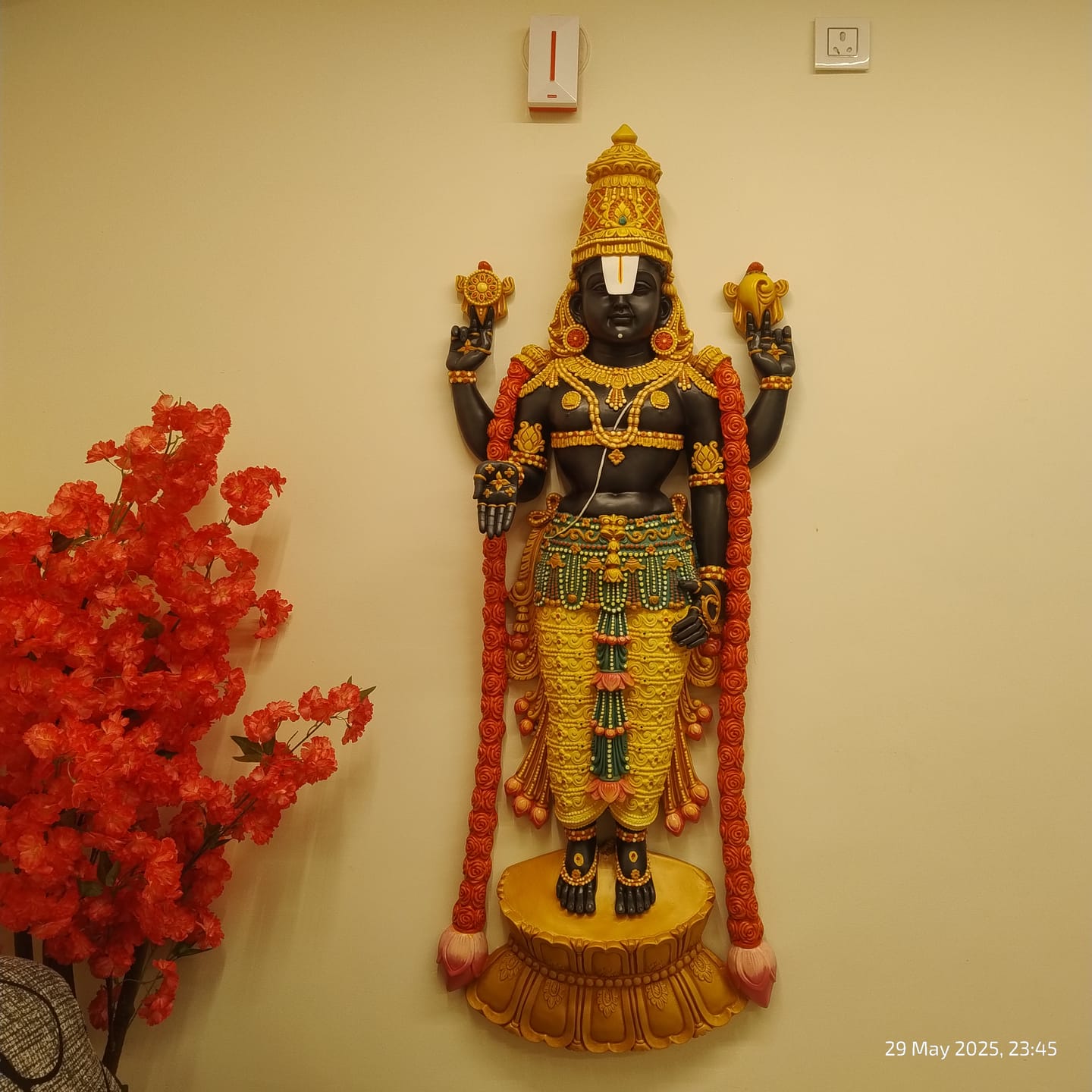Customer photo review of Sri Venkateswara Swamy Balaji Wall Mural - 5x2ft | Divine Blessings | Dezin India