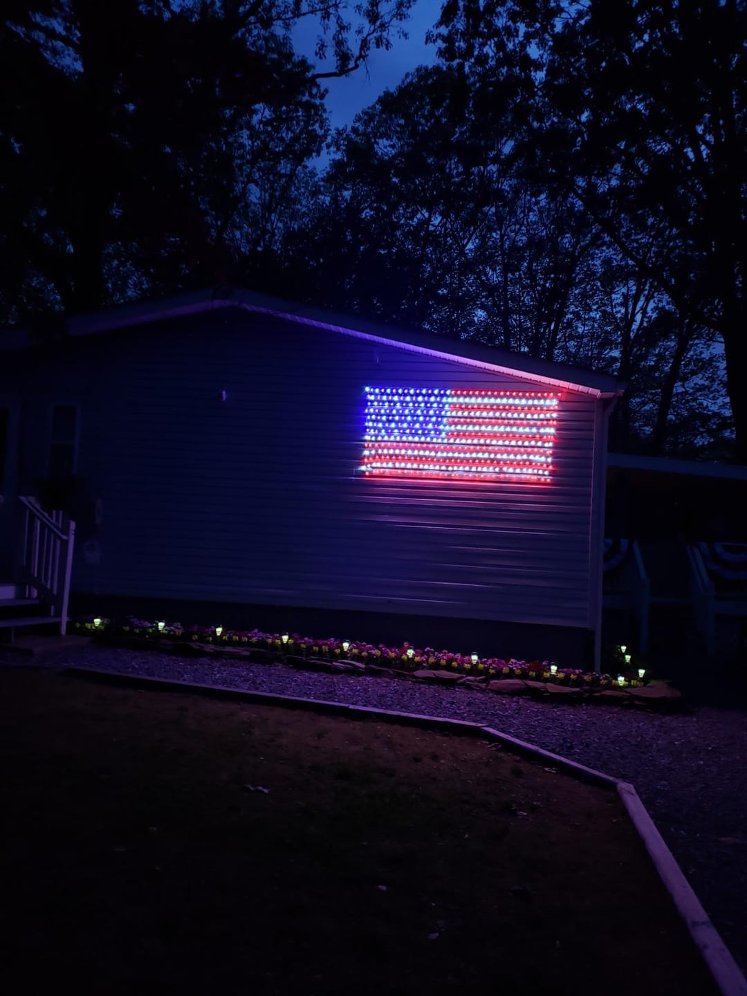 Customer photo review of Custom Solar-Powered National Flag Net Lights - Commemorative and Fun Outdoor Decorations