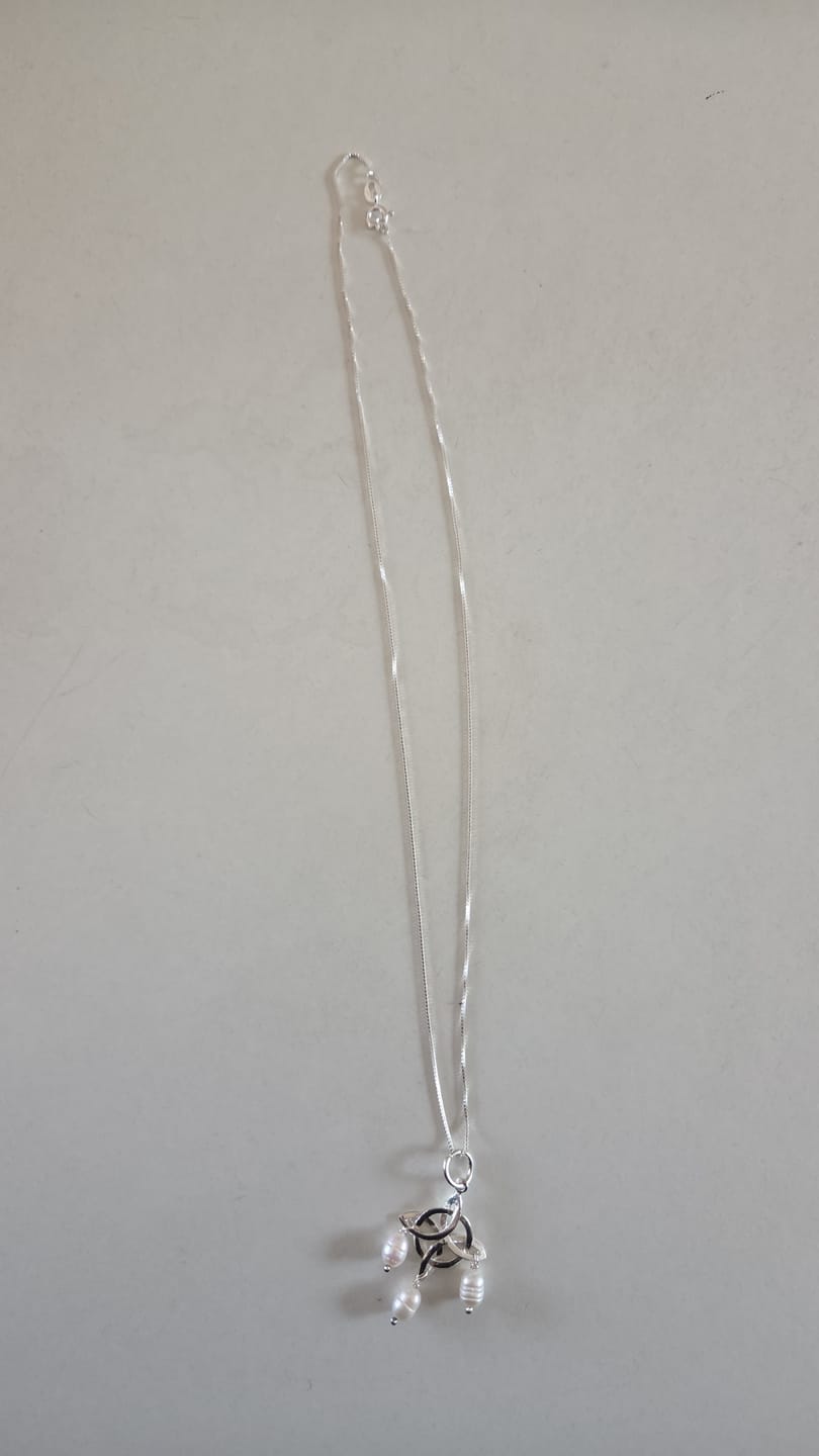 Customer photo review of Colgante Nudo de Bruja Pearl
