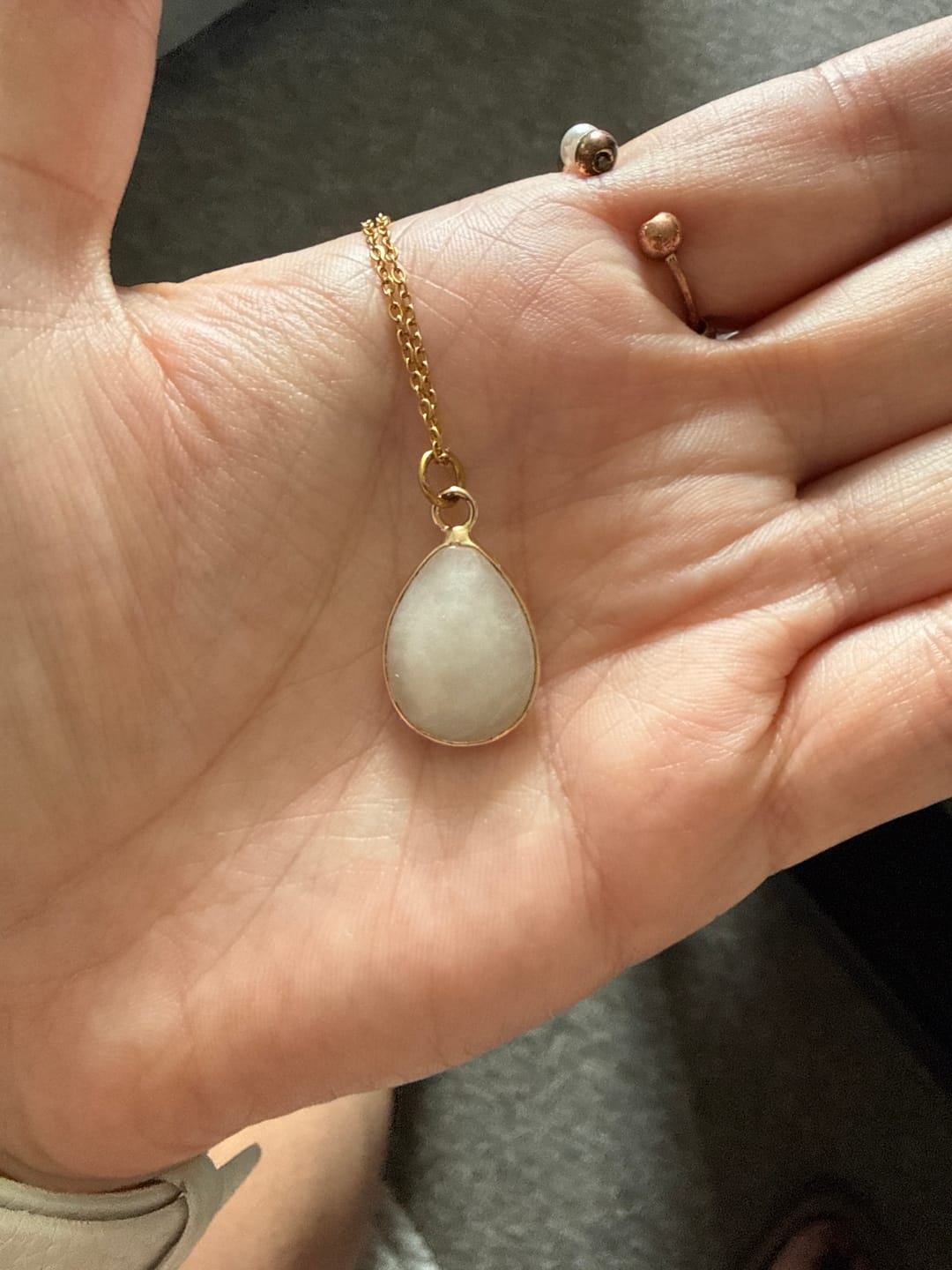Customer photo review of Mondstein Halskette mit 14K Gold Kette