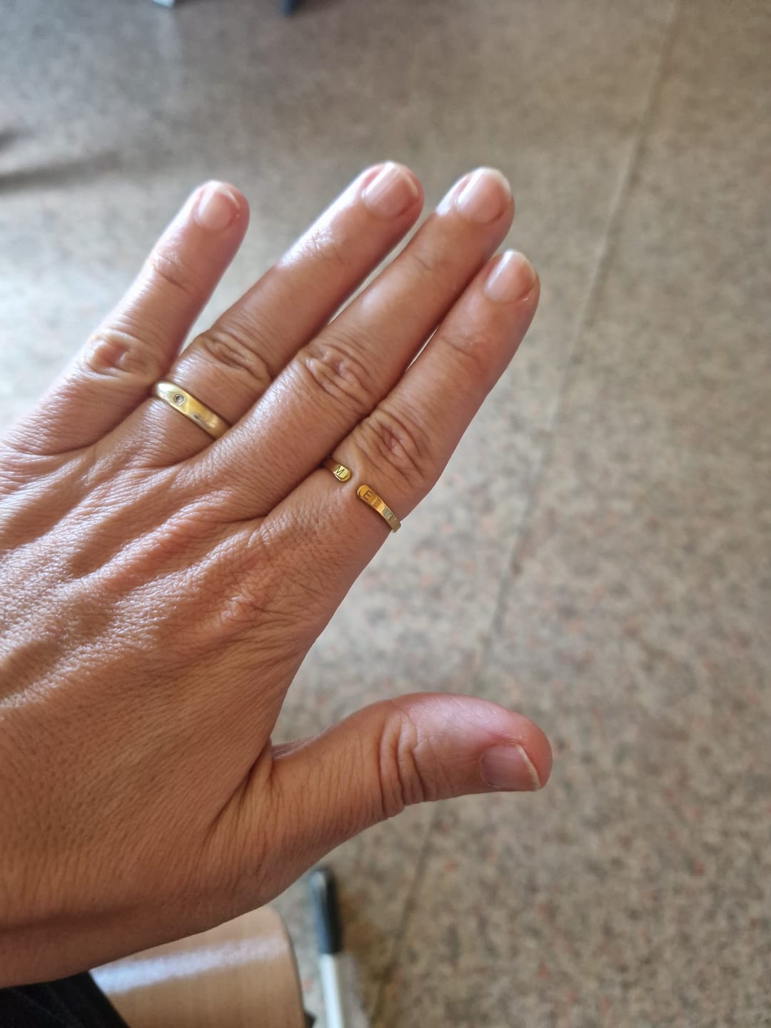 Customer photo review of Whisper verstellbarer Initialring