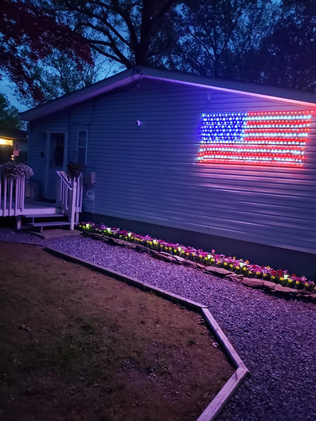 Customer photo review of Custom Solar-Powered National Flag Net Lights - Commemorative and Fun Outdoor Decorations