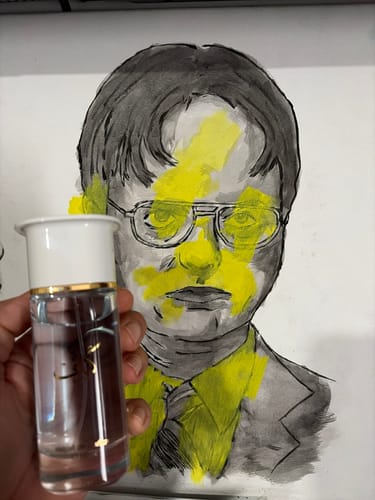 Cliente sosteniendo el frasco del perfume Ahmed al Maghribi KAAF frente a un dibujo.