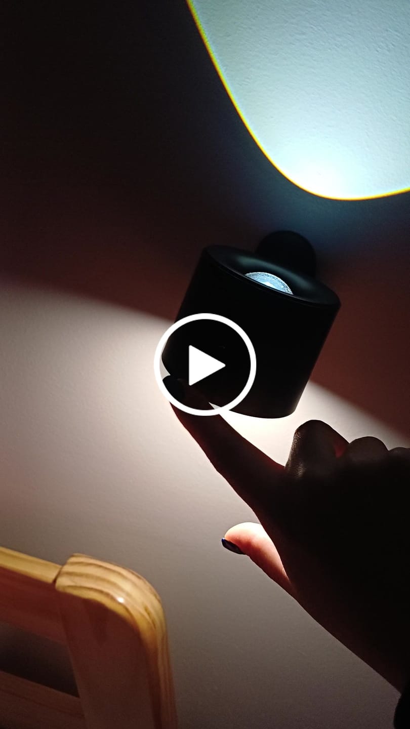 Customer video review of Lámpara de Velador Bidireccional 360° - USB Recargable - Control Remoto