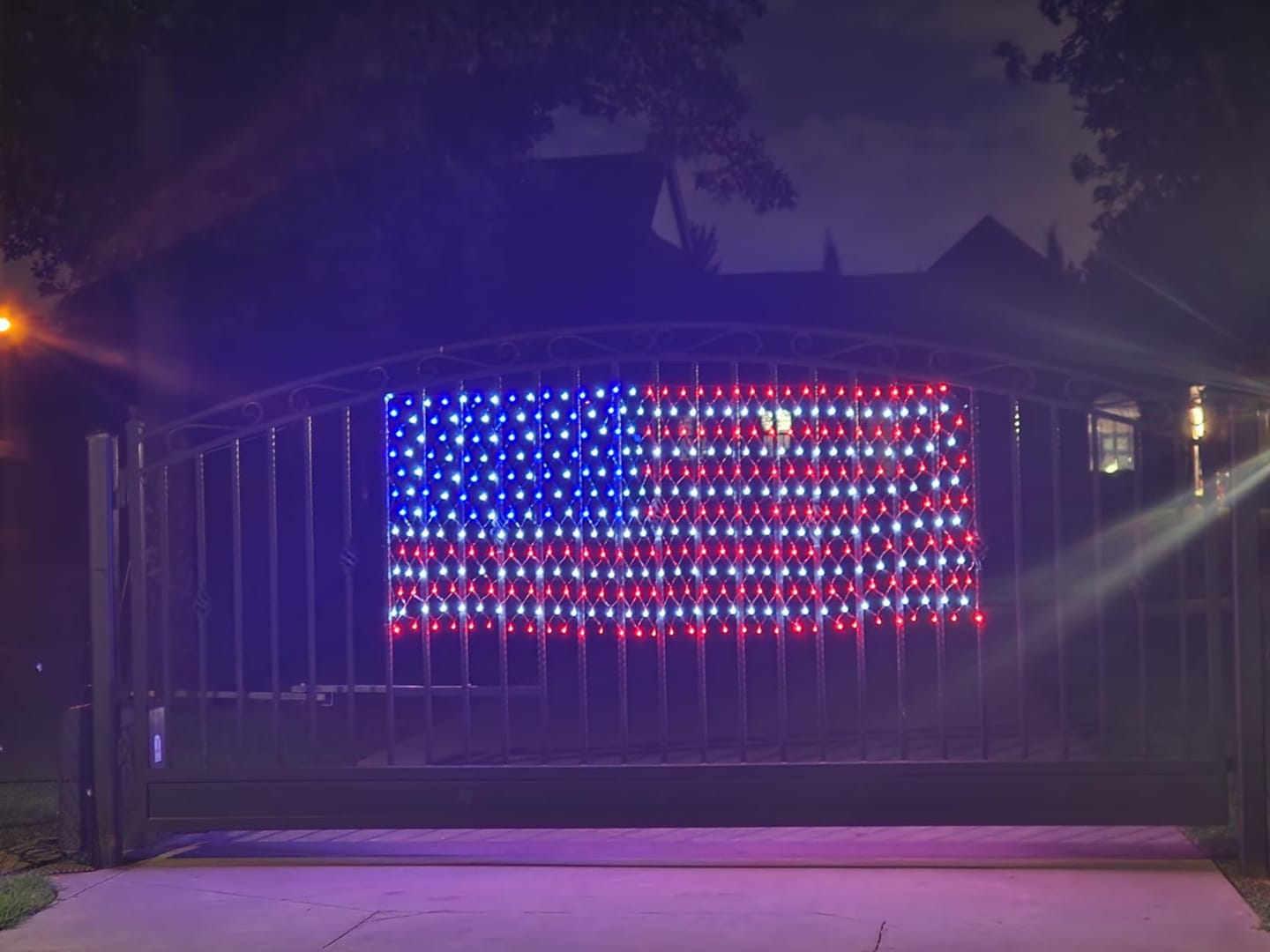 Customer photo review of Custom Solar-Powered National Flag Net Lights - Commemorative and Fun Outdoor Decorations