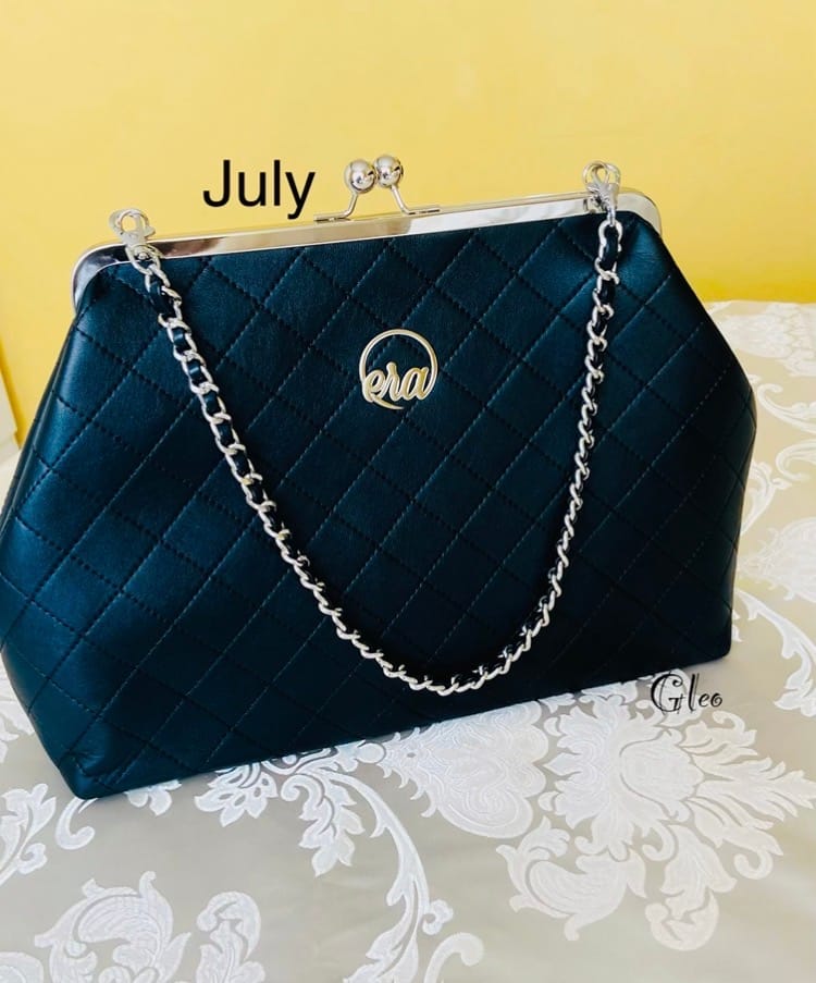 Customer photo review of ERA Oversized Kisslock Chain Bag – Black