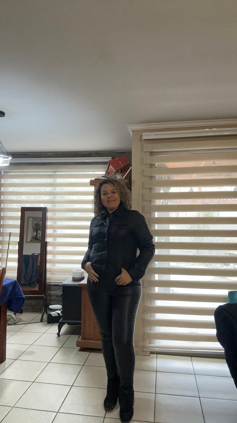 Customer photo review of Pantalón Ecocuero Negro