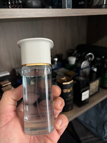 Cliente sosteniendo un frasco de perfume que llegó seguro gracias al servicio de Protección.