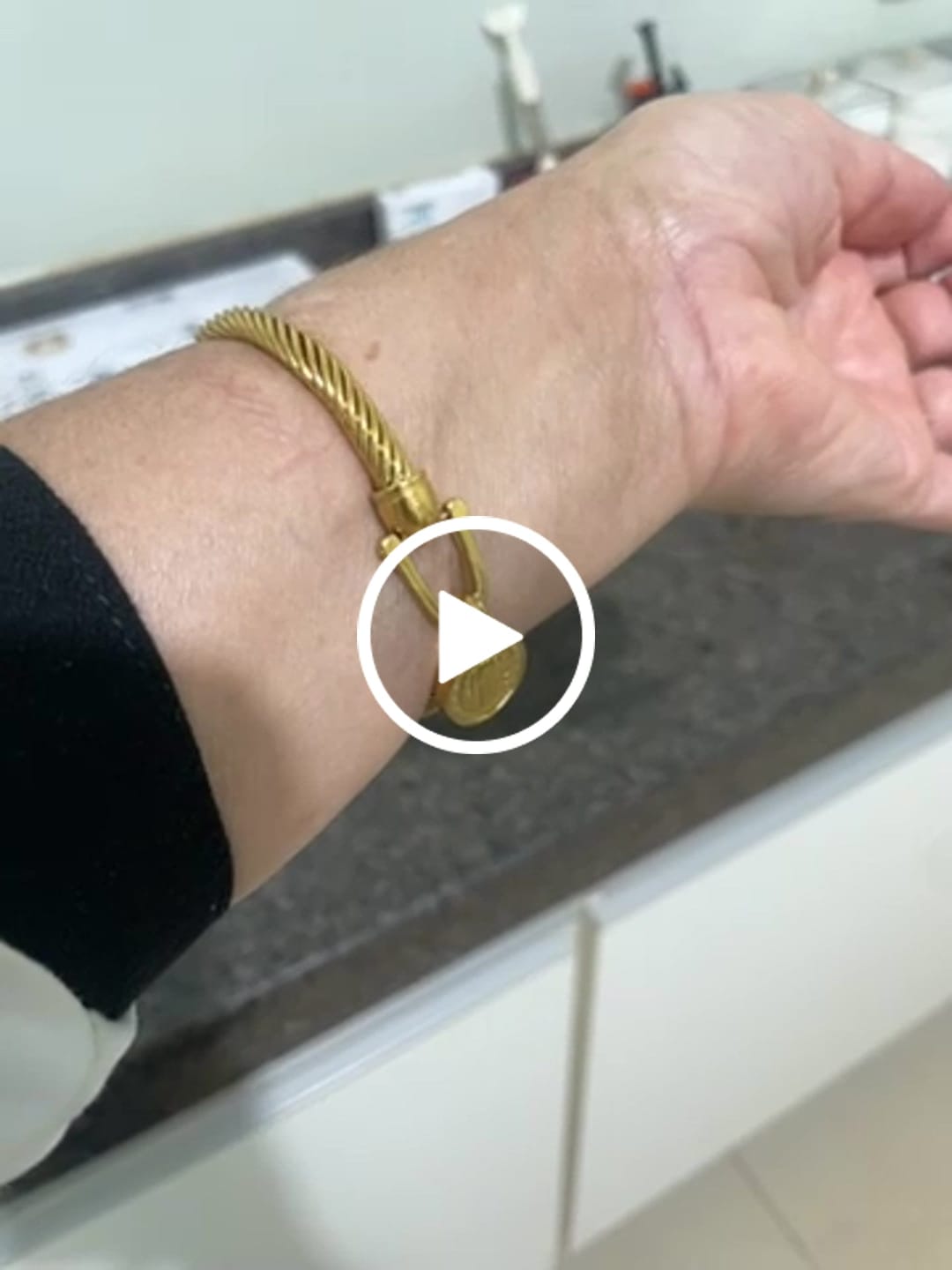Customer video review of Bracelete Pingente São Bento Banhado em Ouro 18K
