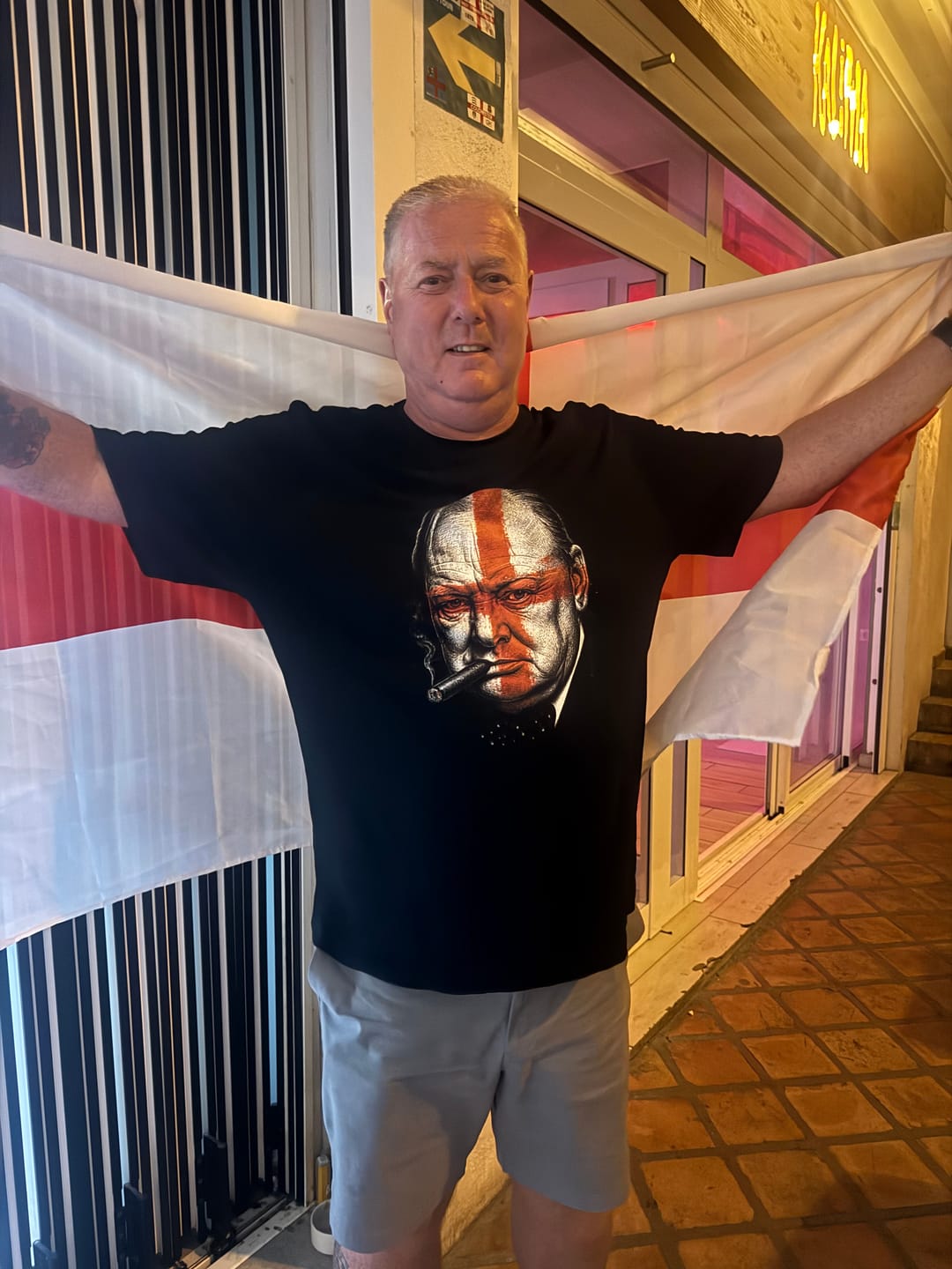 Customer photo review of CHURCHILL-ENGLAND-FACE-PAINT T-Shirt