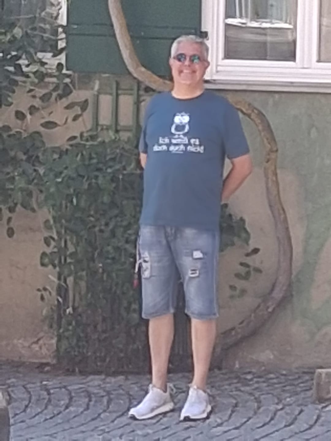 Customer photo review of Früher War Alles Leichter · Unisex Premium Bio T-Shirt