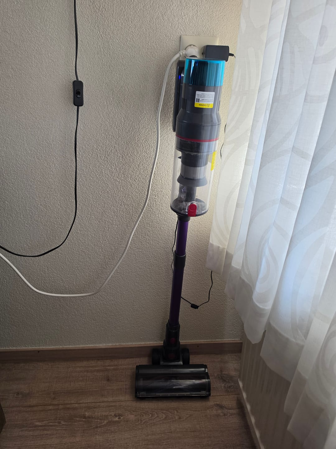 Customer photo review of Krachtige steelstofzuiger met automatische stofherkenning / Tot 60 minuten gebruiksduur / Zakloze stofzuiger voor tapijt, harde vloeren en dierenharen / 480W