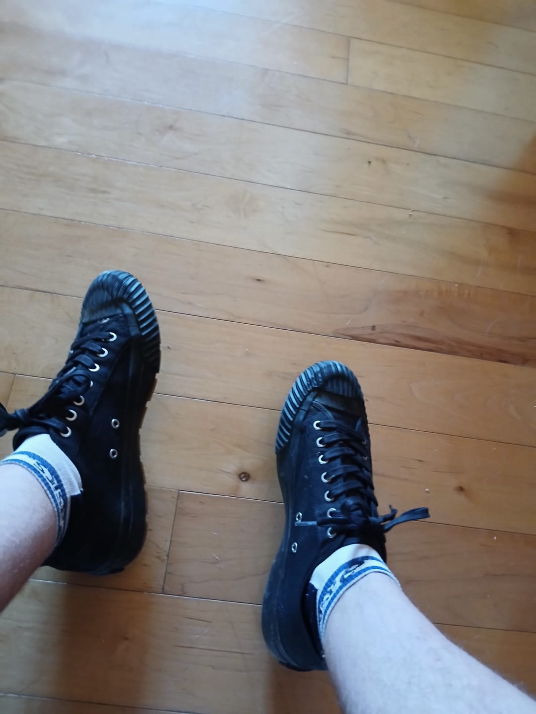 Customer photo review of Grounder Low-Top Black/Gum