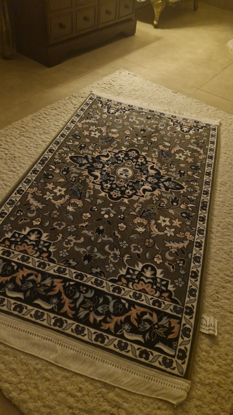 Customer photo review of Floral Kaaba  Padded Prayer Mat