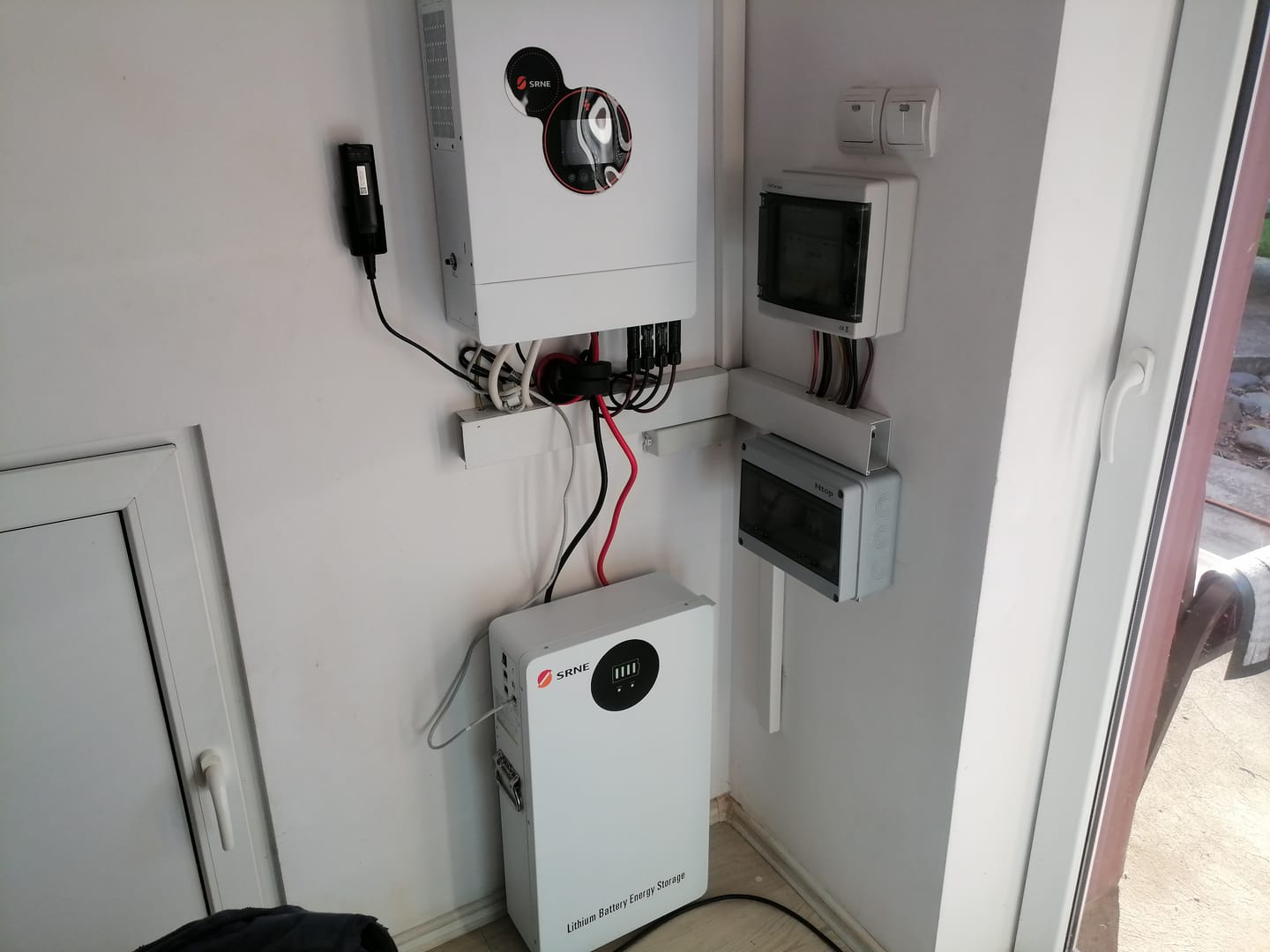 Customer photo review of Sistem Fotovoltaic 5kW OffGrid Complet cu acumulator Lifepo4 5kWh 10Panouri 455W