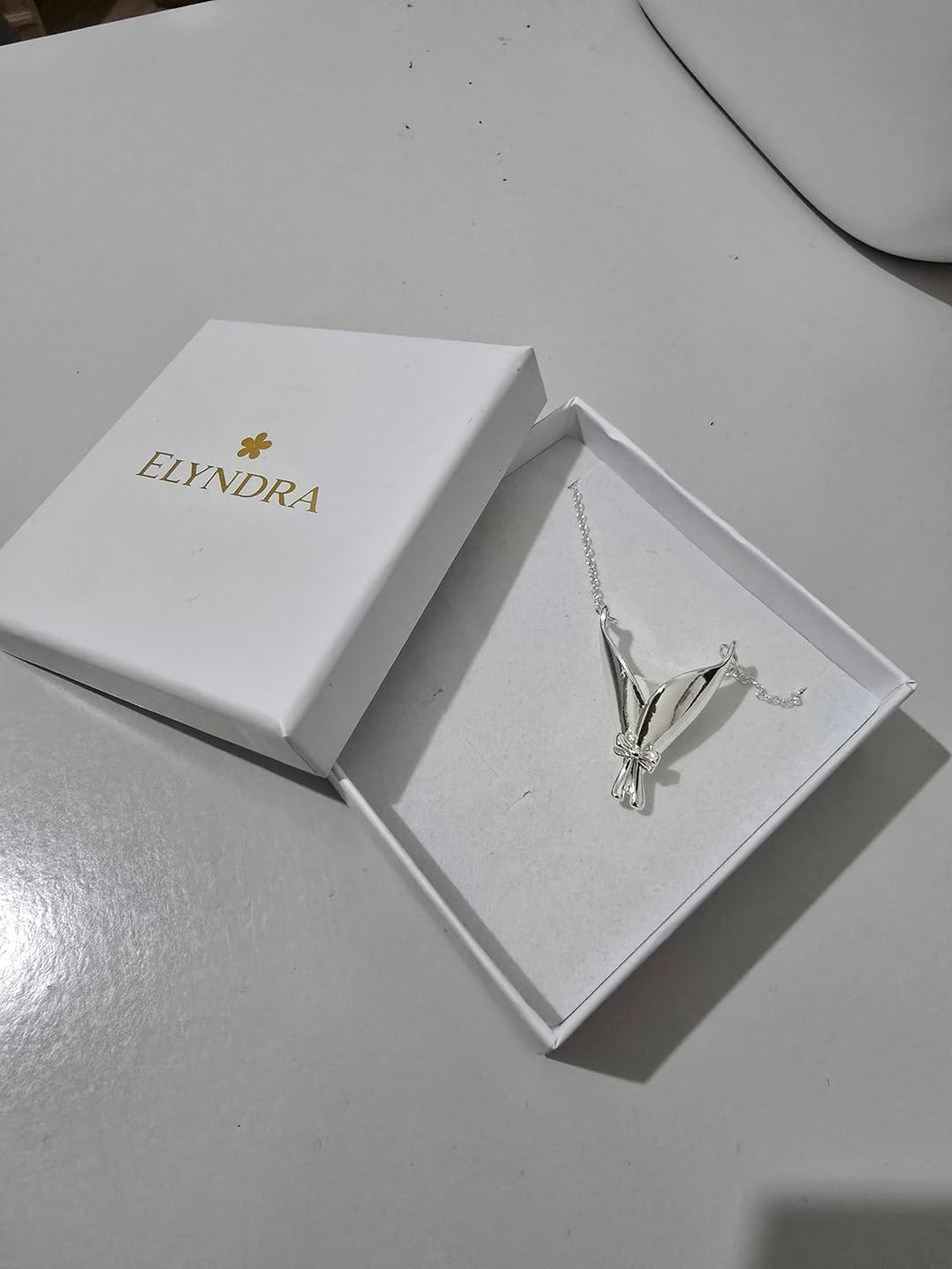 Customer photo review of Elyndra™ – Collana Bouquet Elegante