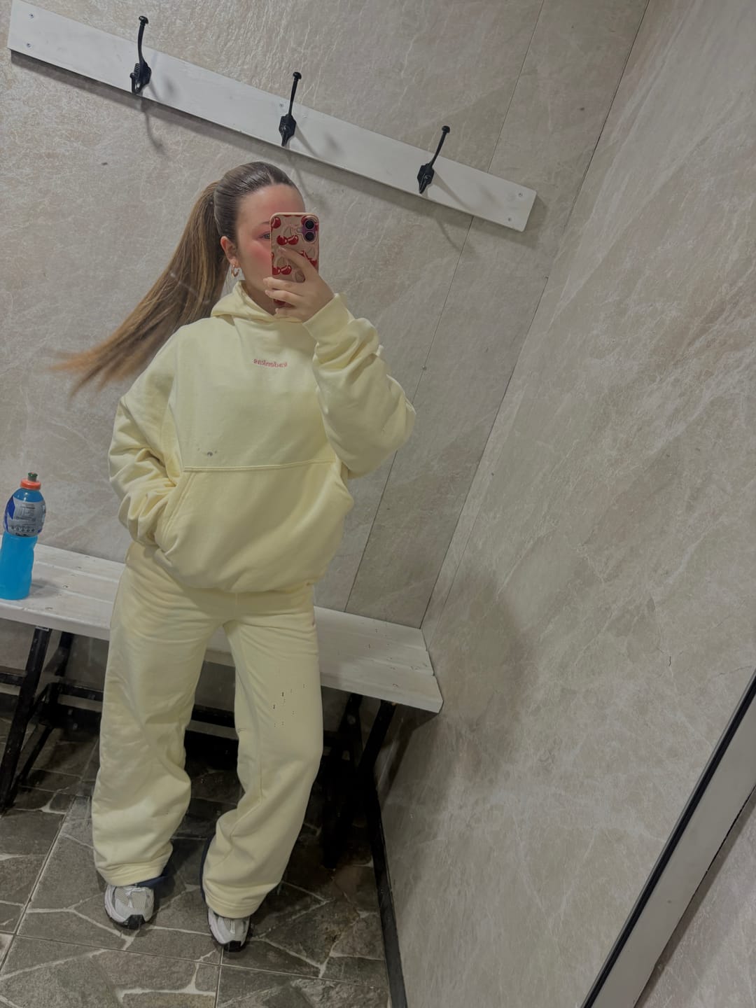 Customer photo review of POLERÓN HOODIE MANTEQUILLA - OVERSIZE CON GORRO LOGO Y ESPALDA BORDADO
