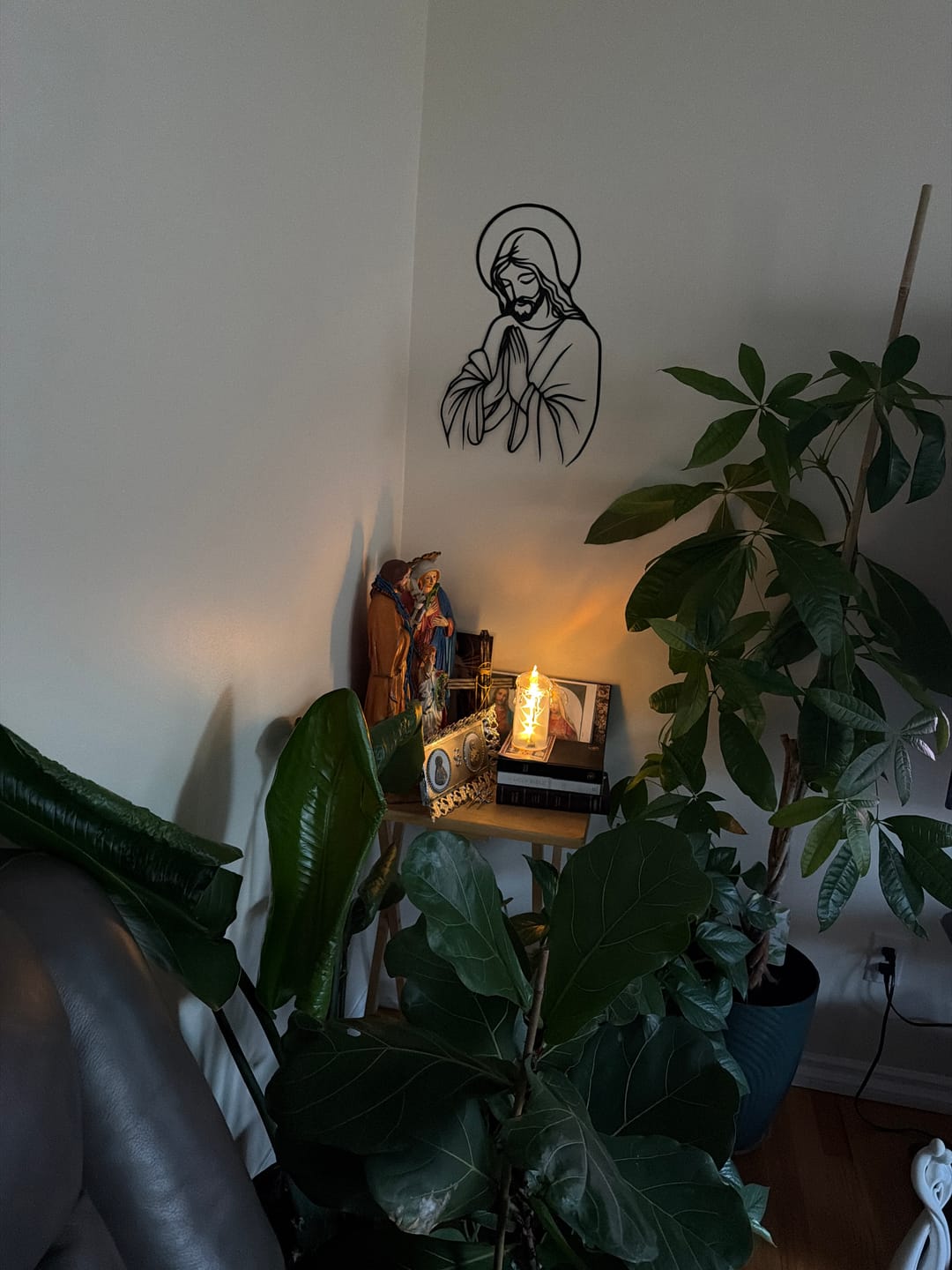 Customer photo review of Christianartworkshop Minimal Line Art Praying Jesus Halo Metal Wall Decor: A Symbol of Humble Sacred Devotion