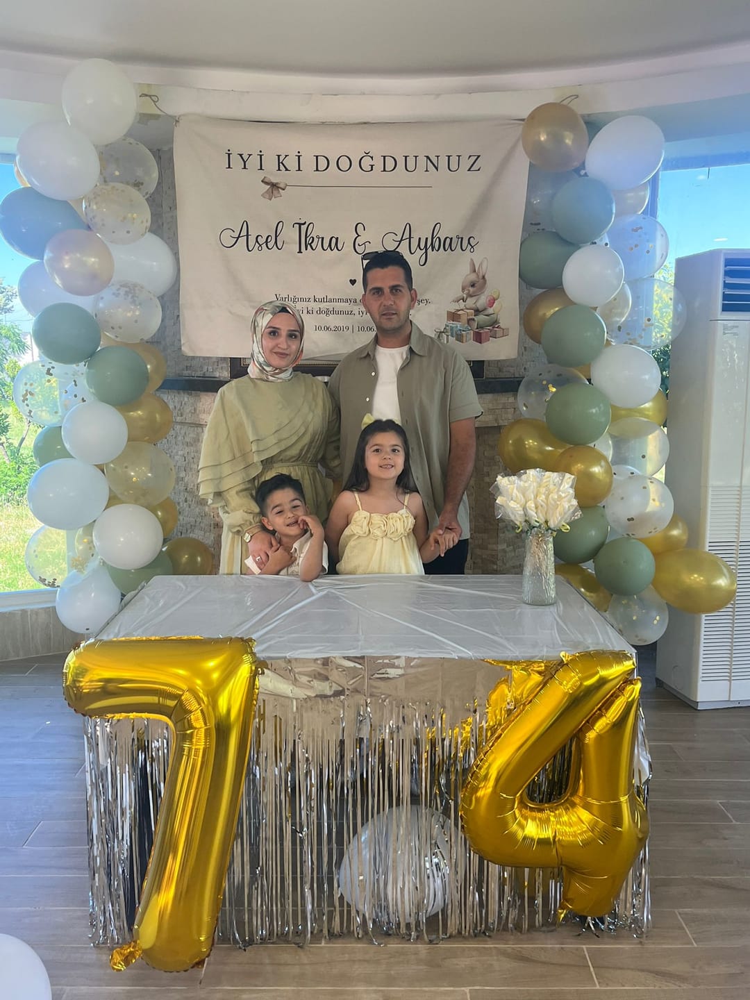 Customer photo review of Kişiselleştirilebilir Tavşan Figürlü Doğum Günü Örtüsü (#80)